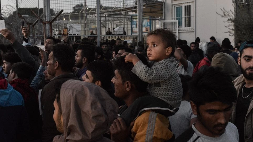 Η Μόρια εκμπέμπει SOS: Αποχή των υπαλλήλων – 8.500 λαθρομετανάστες σε χώρο για 3.500
